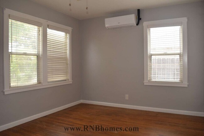 Building Photo - 440 Lampasas Ave