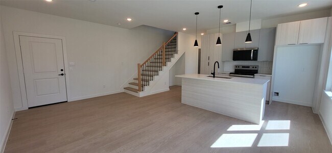 Building Photo - 1033 North Ln