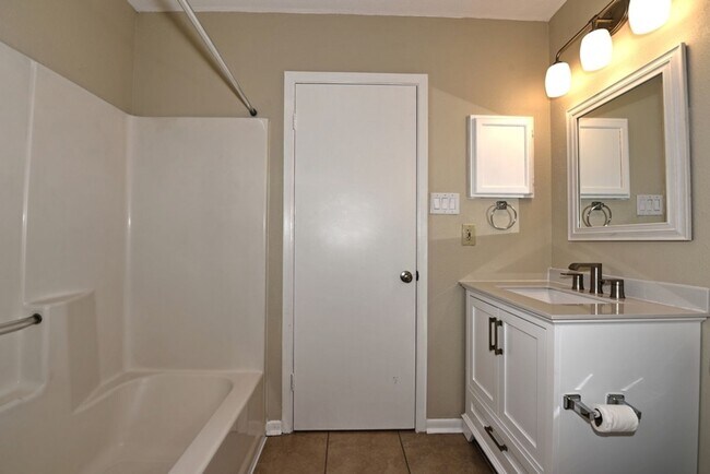 Building Photo - 3404-3404 Ridge Ash