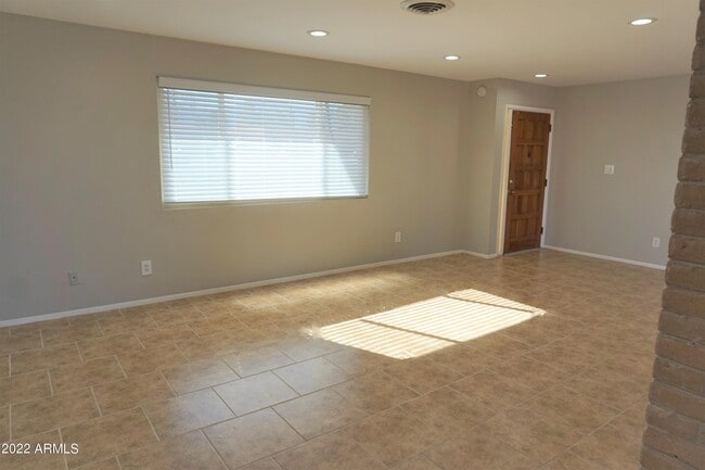 Building Photo - 2209 Golf Links Rd