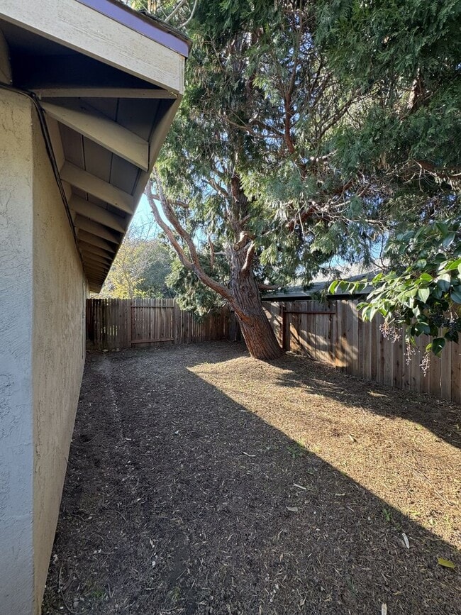 Building Photo - UPDATED 3 BEDROOM DUPLEX IN SACRAMENTO!