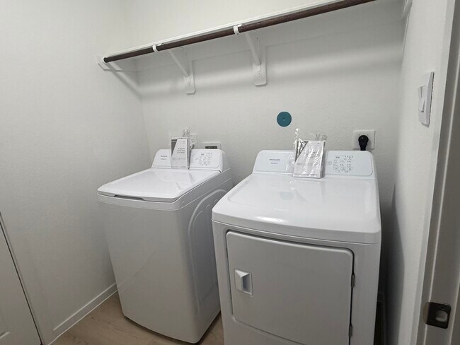 Building Photo - 523 Robin Ct