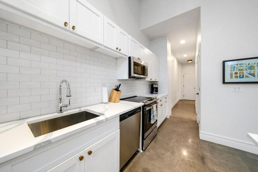 Building Photo - 505 E Travis St