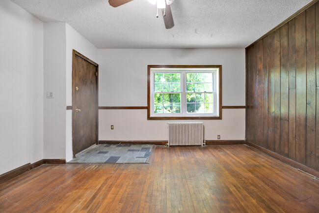 Building Photo - 1221 Raum St NE