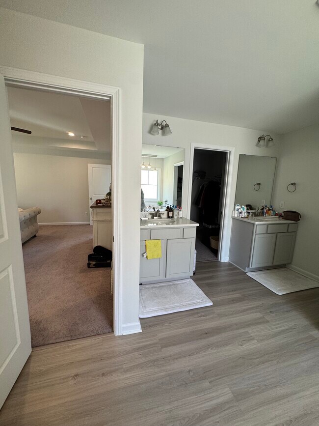 Building Photo - 551 Roseridge Dr