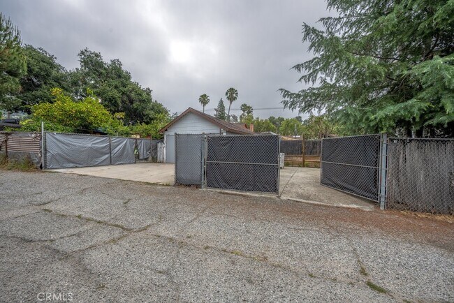 Building Photo - 1243 Yosemite Dr