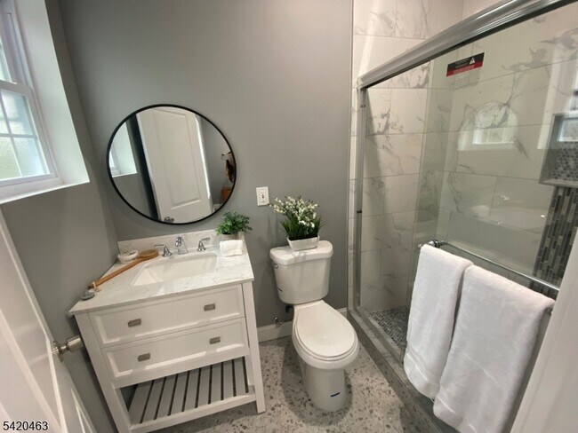 Building Photo - 825 Allwood Rd