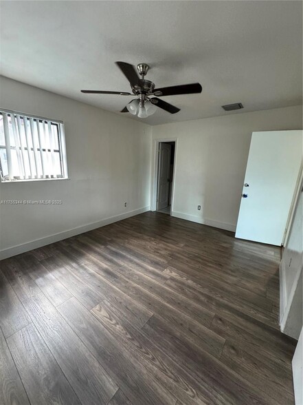Building Photo - 1220 NW 190th St