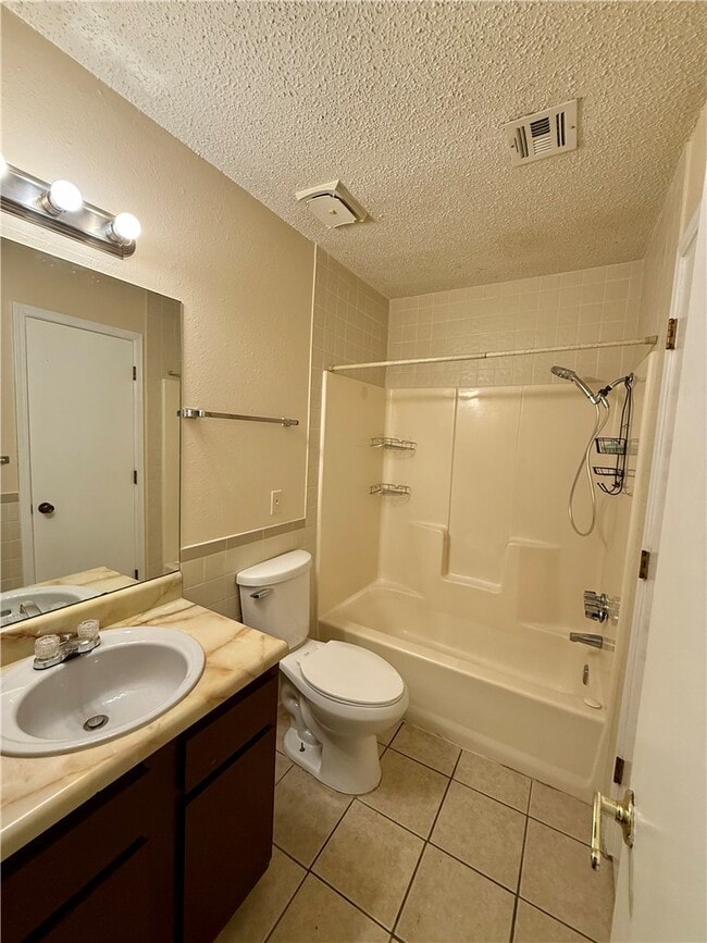 Building Photo - 930 N Century Dr