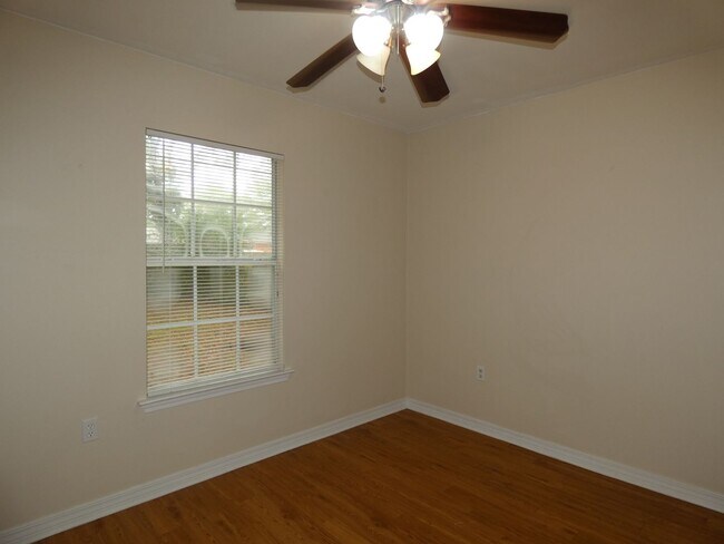Building Photo - Spacious 3-Bedroom Home — Large Backyard