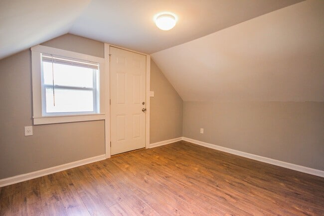Building Photo - 2 Bedroom in the Heart of Highland Park! Parking included!