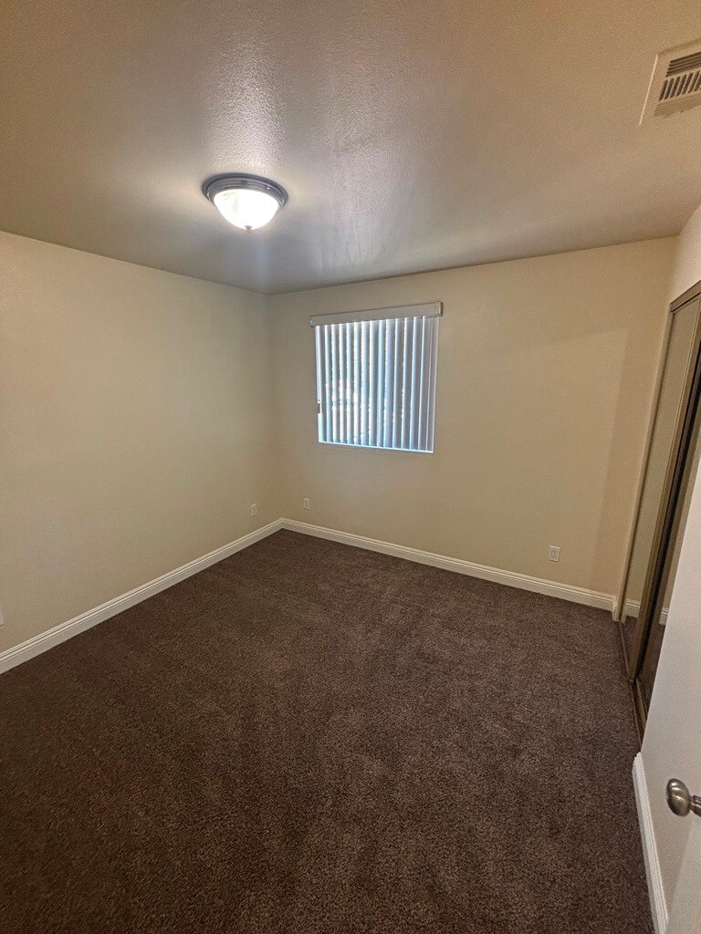 Building Photo - 732 E 74th St