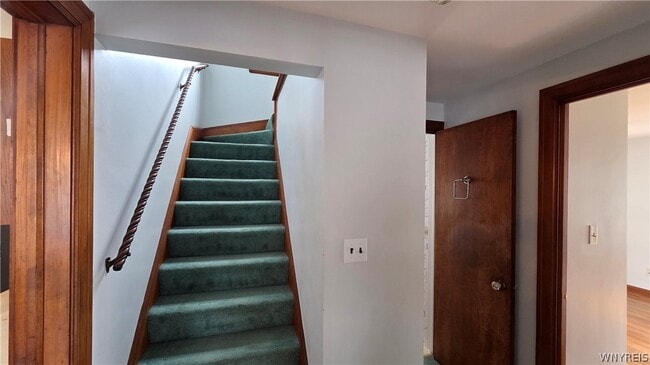 Building Photo - 1 Cresthaven Dr