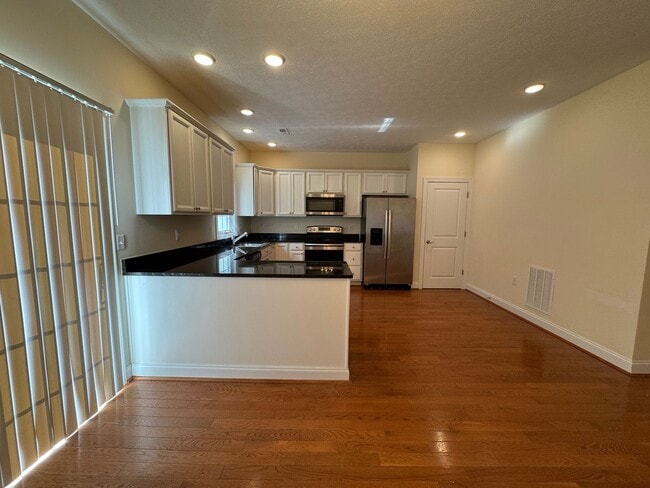 Building Photo - Beautiful Townhome in Spring Oaks!
