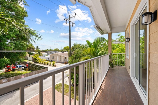 Building Photo - 1434 SW 4th Ave