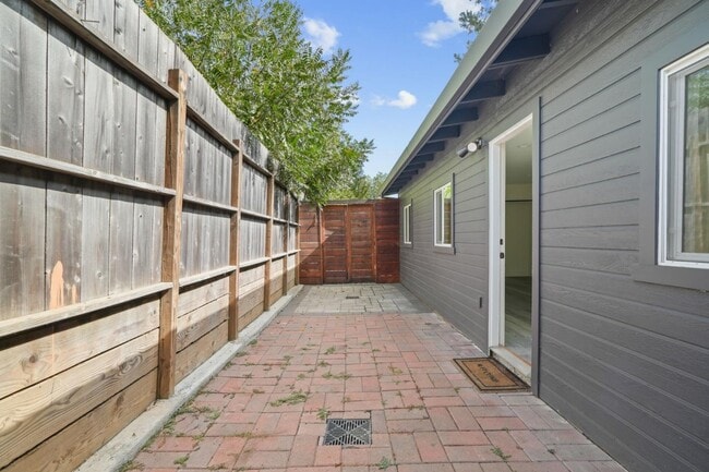 Building Photo - 789 Cañada Rd