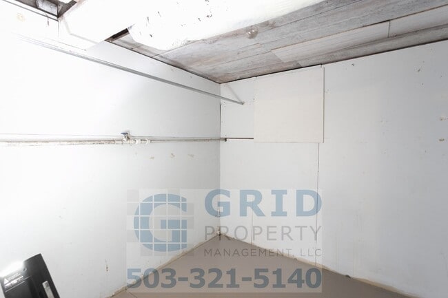 Building Photo - 2 Bedroom Home Available in Southeast Wood...