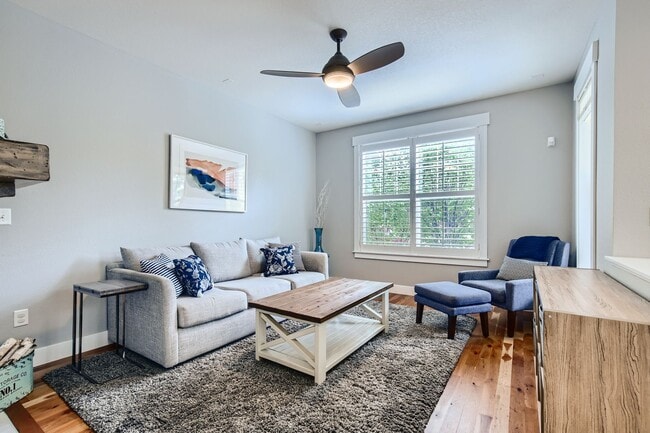 Building Photo - Long Realty & Property Management - Wonderfully Located Townhome in Great Neighborhood