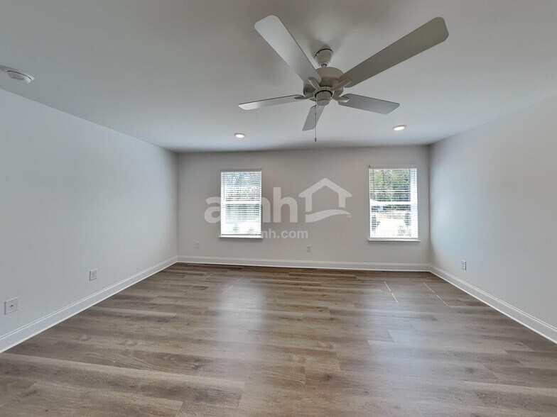 Building Photo - 44 Pointe Dr
