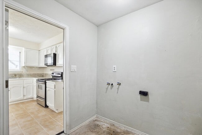 Building Photo - 5815 Bridgegate Dr