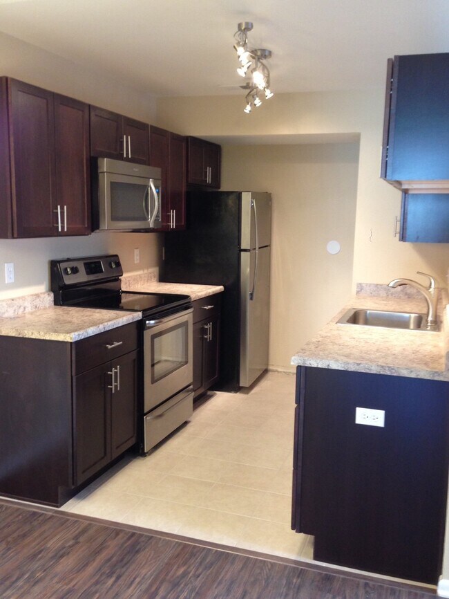 Building Photo - 2 Bedroom with Garage for Rent