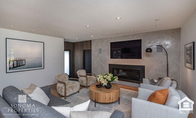 Building Photo - 3 Bedroom Exquisitely Furnished Home