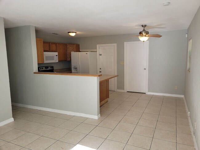 Building Photo - Live Close to It All in This Updated 3-Bed...