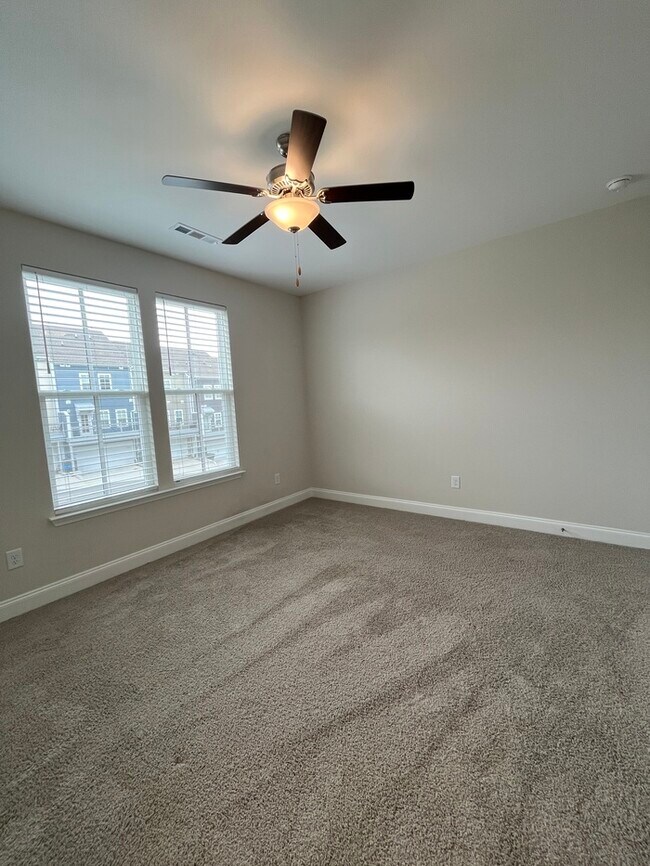 Building Photo - Beautiful 2-Bedroom Townhome with Modern C...