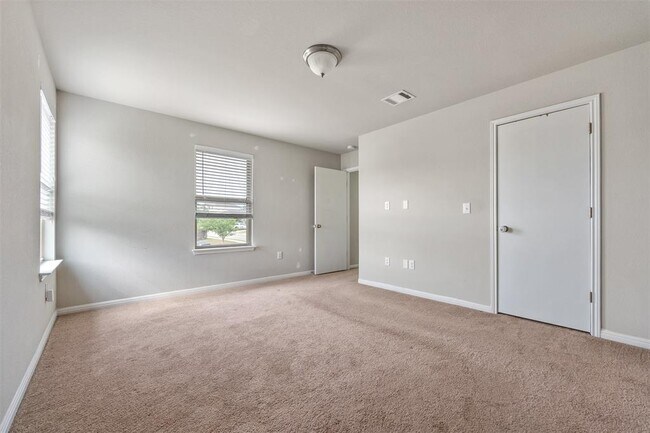 Building Photo - 369 Twisted Oaks Ln