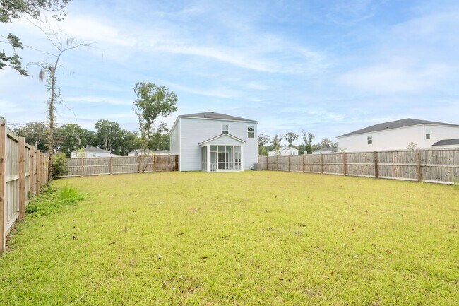 Building Photo - Bright & Spacious Living in Charleston’s Grand Bees!