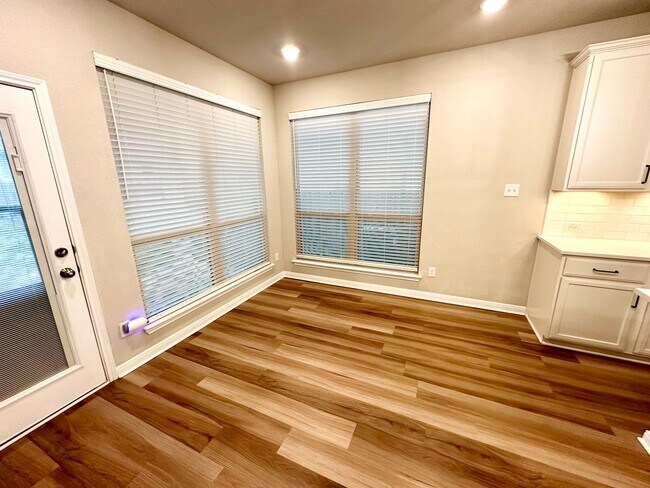 Building Photo - Room for the family!