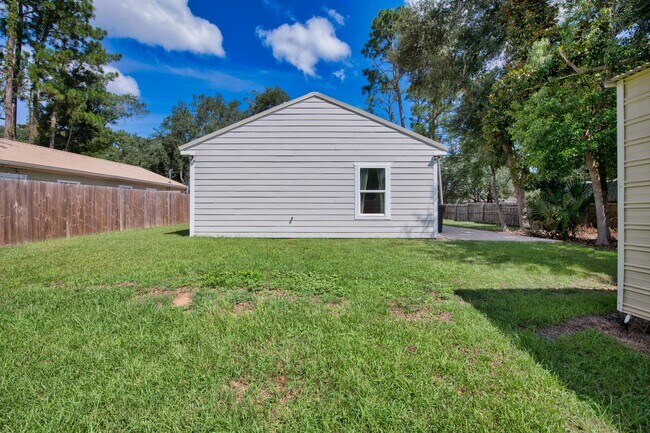 Building Photo - Charming 3-Bedroom Home in Pensacola – Clo...