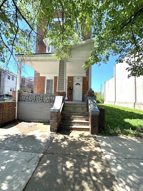 Building Photo - 2402 Lakeview Ave