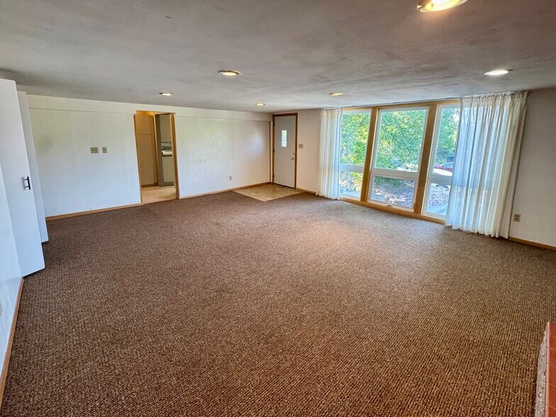 Building Photo - 728 Saint Charles St