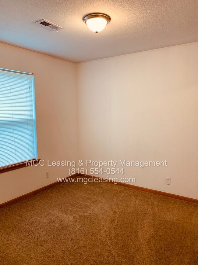 Building Photo - 105-107 Golfview Dr