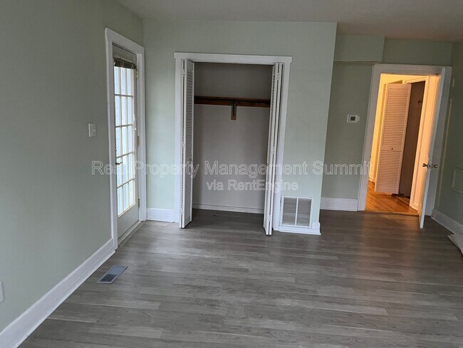 Building Photo - 401 N Augusta St