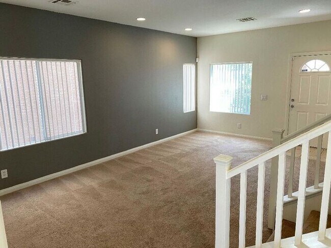 Building Photo - Carry Over Showing: This property has been shown before and will be rented to the first most qual...