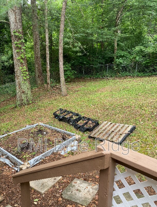Building Photo - 325 Comet Dr