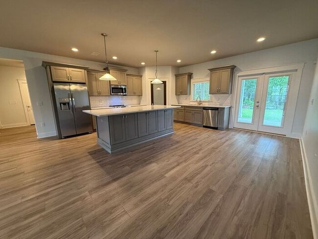 Building Photo - Gulf Breeze - 4 bedroom, 2.5 bathroom - lawn care included