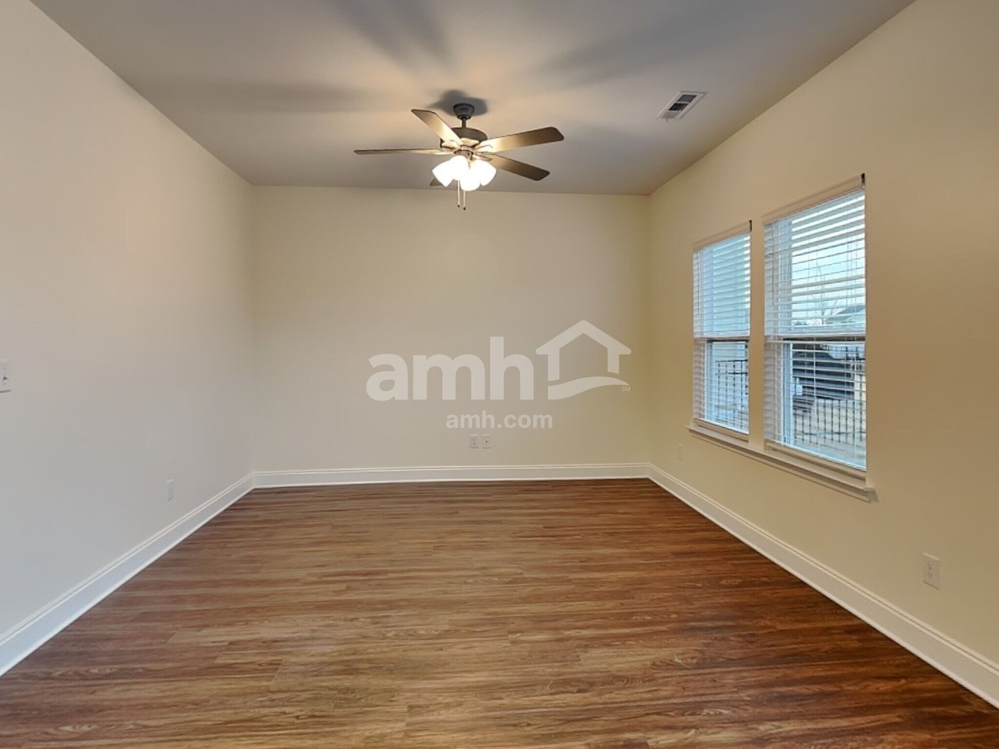 Building Photo - 1323 Lomond Dr