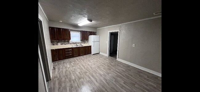 Building Photo - 417 N Linwood Ave