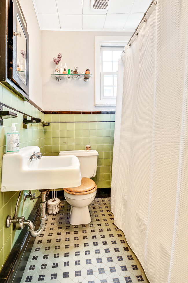 Bathroom - 1613 S Juniper St