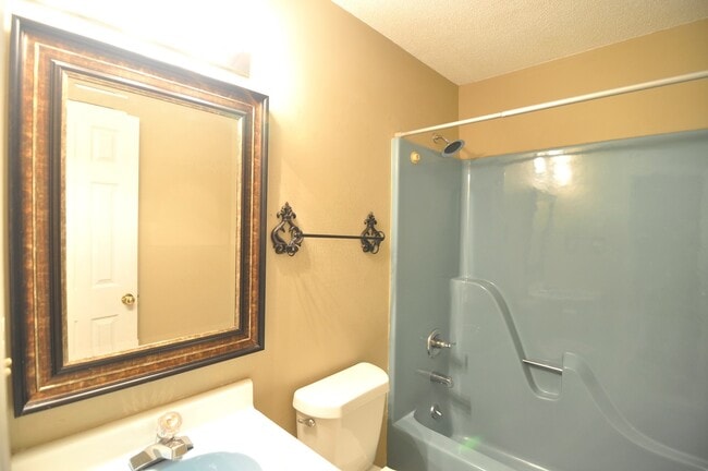 Building Photo - Desirable SE Huntsville