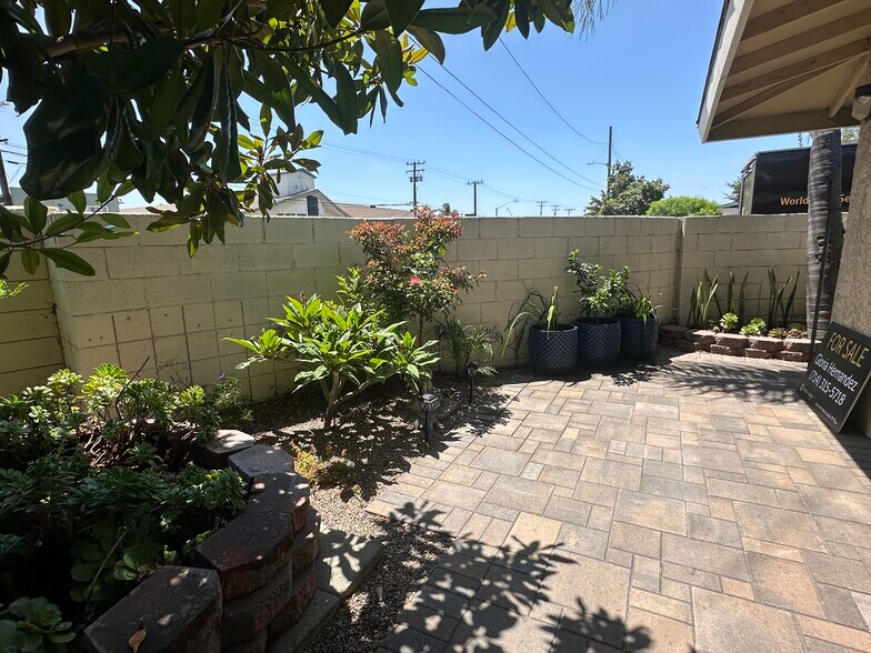 Private Courtyard - 14181 Goldenwest St