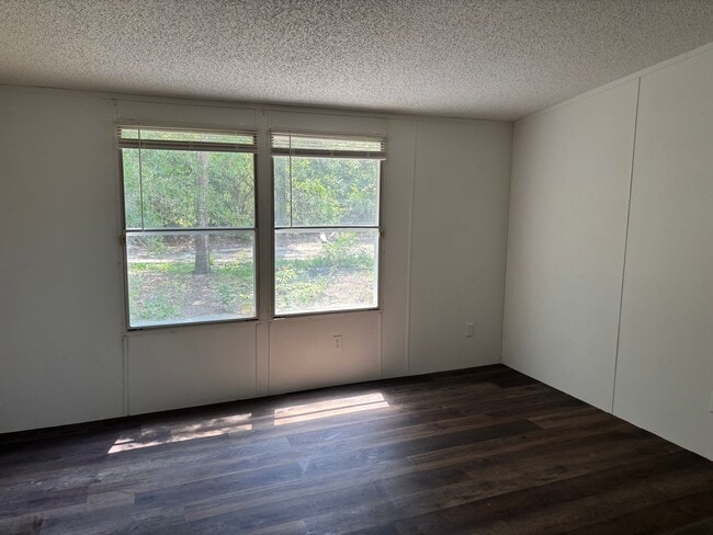Building Photo - 3 bed 2 bath single family home in quiet area