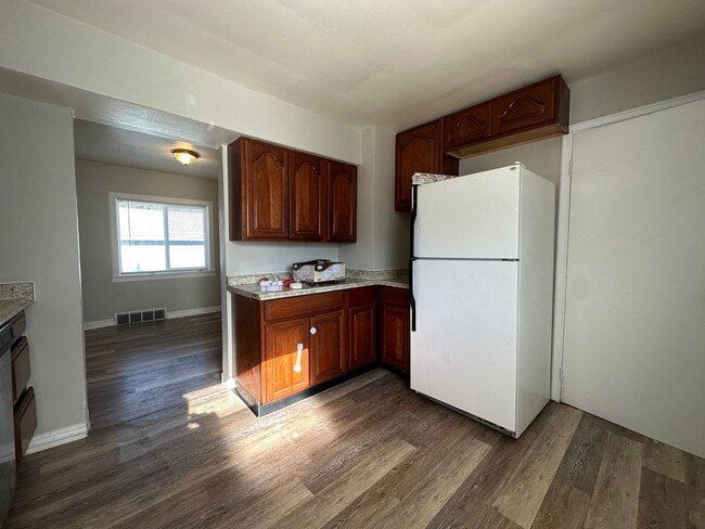 Building Photo - Beautiful 3 bedroom, 1 bath single family home with fenced yard and garage