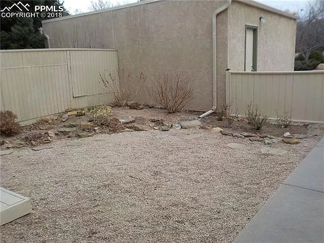 Building Photo - 3 bedroom townhouse