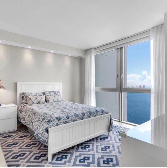 Building Photo - 1408 Brickell Bay Dr