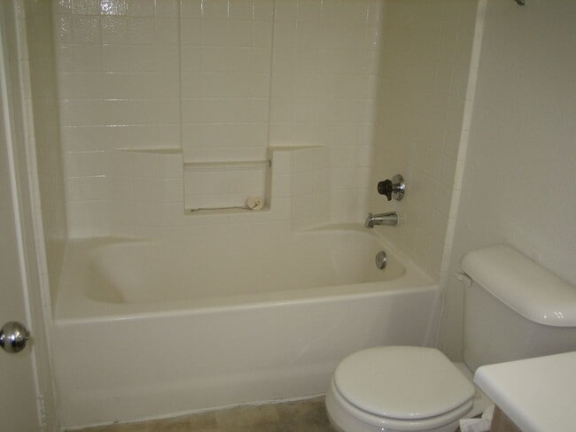 Building Photo - NICE CONDO, 3 BEDROOMS, 2 FULL BATHS, NEW ...