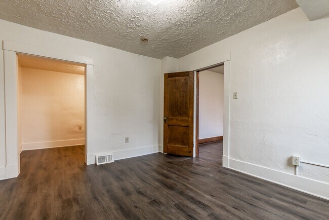 Building Photo - 466 Hays Ave